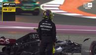 Lewis Hamilton mira a su auto tras el accidente con George Russell