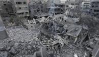 Palestinos revisan escombros de una mezquita destruida por Israel.