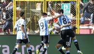 Futbolistas de la Selección Argentina festejan un gol contra Bolivia en las eliminatorias sudamericanas rumbo al Mundial 2026.