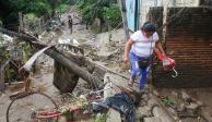 Una mujer camina entre los daños que dejó la tormenta Max, en Guerrero, ayer.