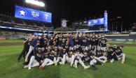 Jugadores texanos celebran su pase a la siguiente ronda.