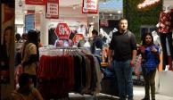 Capitalinos acudieron a realizar compras en tiendas del Centro Histórico con ofertas del Buen Fin.