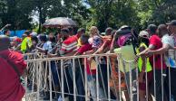 Migrantes hacen largas filas bajo el sol, para ser atendidos en la estación migratoria de Tapachula, ayer.