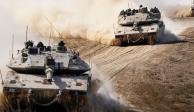 Tanques israelíes se dirigen hacia la frontera de la Franja de Gaza, ayer.