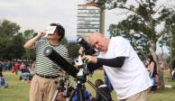 Capitalinos acuden a las islas de Ciudad Universitaria donde se realizan actividades para la observación del eclipse anular de sol.