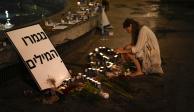 Una mujer enciende una vela en honor a las víctimas del ataque de Hamas durante una vigilia en Dizengoff en el centro de Tel Aviv el viernes 13 de octubre del 2023