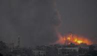 El humo y el fuego se elevan tras un ataque aéreo israelí en la Franja de Gaza, visto desde el sur de Israel.