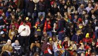 Los aficionados están en las gradas después de la suspensión del partido de futbol del Grupo F de clasificación para la Eurocopa 2024 entre Bélgica y Suecia en el estadio Rey Balduino de Bruselas.