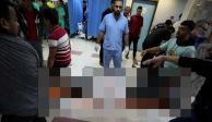 Las personas reciben asistencia en el Hospital Shifa después de que cientos de palestinos murieran en una explosión en el hospital Al-Ahli en Gaza que funcionarios israelíes y palestinos se culparon mutuamente.