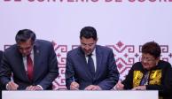 Américo Villarreal Anaya, Martí Batres Guadarrama y Ernestina Godoy Ramos, al momento de firmar un convenio, ayer.