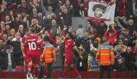 Mohamed Salah del Liverpool celebra tras anotar el segundo gol en el Derbi de Merseyside ante el Everton en la Premier League
