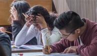 La imagen muestra a estudiantes que realizan su examen de ingreso al IPN en 2019