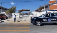 Un estudiante de secundaria encontró muerta a su maestra de Física debajo de las escaleras de la escuela en Saltillo, Coahuila.