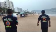 Personal de Protección Civil pidió a la gente retirarse de la playa en Acapulco, ayer.