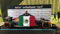 Checo Pérez posa con la bandera de México tras su conferencia de prensa en Plaza Carso