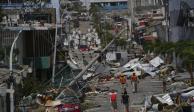 Trabajadores caminan por una calle del puerto de Acapulco, ayer.