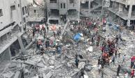 Palestinos inspeccionan restos de un edificio tras un bombardeo israelí, ayer.