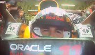 Checo Pérez llorando dentro su carro tras abandonar el Gran Premio de México