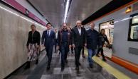 El Jefe de Gobierno, Martí Batres, camina por la  estación Zaragoza, flanqueado por el director del Metro, Guillermo Calderón, y por el embajador de China en México,  Zhang Run.