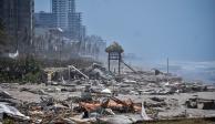 Las playas del Puerto de Acapulco continúan afectadas con escombros de construcción, palmeras caídas y objetos destruidos casi en su totalidad.