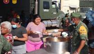 Personal del Ejército distribuye comida, ayer.