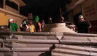 Vecinos hacen guardia nocturna para proteger sus casas, después del huracán Otis, en el barrio Progreso, en Acapulco.