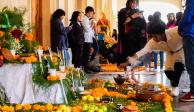 Estudiantes participaron en la realización de ofrendas para continuar con las tradiciones en la celebración del día de todos santos.