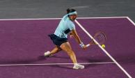 Ons Jabeur en acción en las WTA Finals en Cancún.