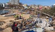 Personal de limpieza trabaja en la recolección de basura en las playas de Acapulco, ayer.