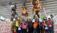Migrantes que acampan en Huixtla, Chiapas quemaron tres piñatas: una del INM, otra de su titular, Francisco Garduño y una más de los grupos del crimen organizado