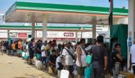 Pemex restablece servicio en 356 gasolineras en Acapulco.