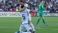 Bellingham y Modric celebran una de sus anotaciones en LaLiga de España.