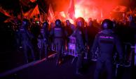 Uniformados contienen a manifestantes en calles de Cataluña, ayer.