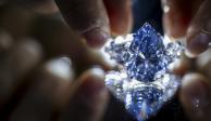 Un empleado de Christie's muestra el "Bleu Royal", un anillo con un diamante en forma de pera azul vívido de 17,61 quilates, durante una muestra previa de Christie's en Ginebra, el jueves 2 de noviembre de 2023.