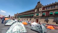 Casas de campaña fueron instaladas frente a Palacio Nacional, ayer.