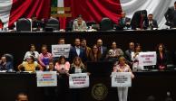 Diputadas de la 4T exhiben pancartas durante la aprobación del PEF 2024, ayer.