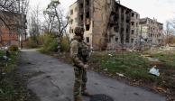 Un militar ucraniano junto a edificios residenciales muy dañados por los permanentes ataques militares rusos en la ciudad de Avdiivka.
