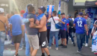 Aficionados del Cruz Azul pelean entre ellos en el Estadio Azteca