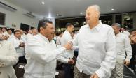 Javier May (izq.) con el gobernador Carlos Merino, ayer, en Tabasco.