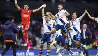 Jugadores de La Franja celebran su victoria en el Azteca y pase a Liguilla, ayer.