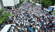 La avenida Prolongación Álvaro Obregón, una de las principales  de la capital del estado, se vio colmada por miles de integrantes de la comunidad universitaria, ayer.