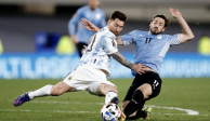 Lionel Messi y Matías Viña en un duelo eliminatorio rumbo a Qatar 2022 entre Argentina y Uruguay, en octubre del 2021.