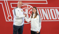 Marie-Louise Eta hace historia al ser la primera mujer en dirigir un equipo de la Bundesliga