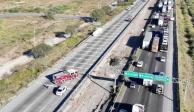 Volcadura de pipa bloquea la México-Querétaro por 15 horas y deja fila de autos de 53 kilómetros en la zona.
