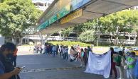 Mujeres con cáncer impidieron ayer el acceso vehicular a la terminal aérea en demanda de tratamientos.