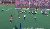 Dos pseudoaficionados intentaron agredir a Mohamed Salah durante el partido entre Egipto y Sierra Leona.