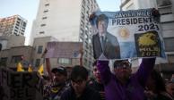 Los partidarios del candidato presidencial argentino Javier Milei se reúnen frente a su sede, durante la segunda vuelta de las elecciones presidenciales de Argentina, en Buenos Aires, Argentina, el 19 de noviembre de 2023.