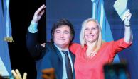 El virtual presidente, Javier Milei, festeja junto a su hermana y mano derecha Karina, ayer.