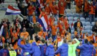 Jugadores y aficionados de Países Bajos celebran su pase a la Eurocopa 2024