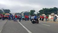 Trabajadores durante el bloqueo en la carretera Villahermosa-Frontera, ayer.
